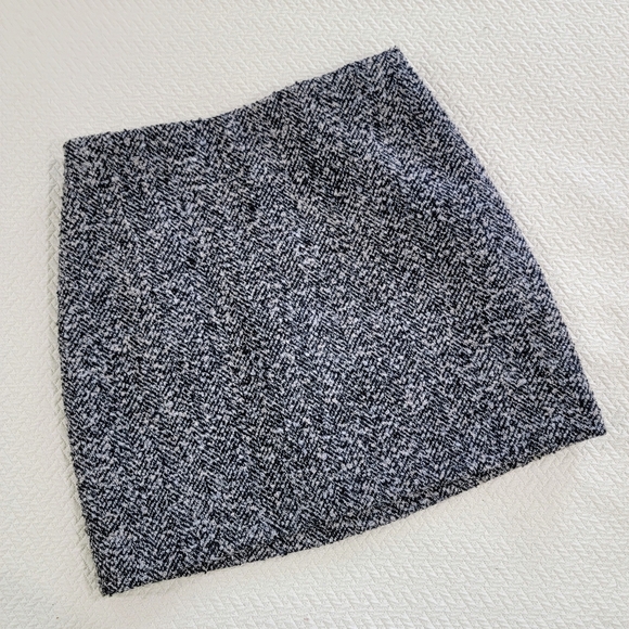 H&M Classic Black and White Tweed Mini Skirt Size 2 Straight Pencil Textured - Picture 7 of 10